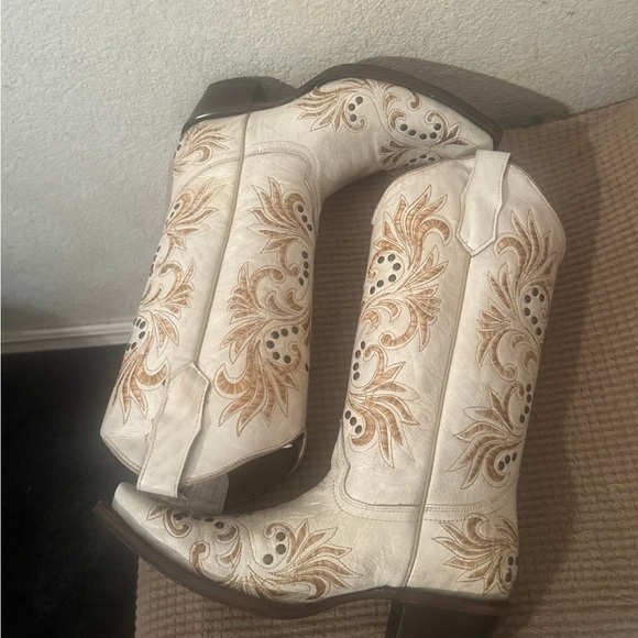 Circle G White and Tan Embroidered Cowboy Boots - Picture 5 of 9